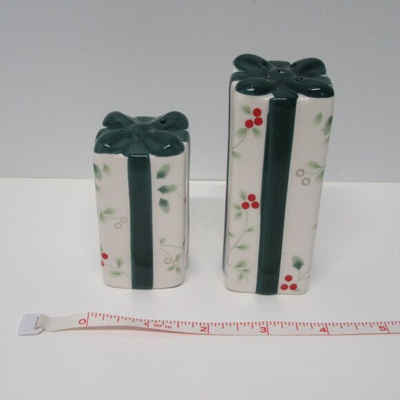 NEW! Pfaltzgraff Winterberry Figural Salt & Pepper Shakers - Christmas Gifts - Picture 4 of 6